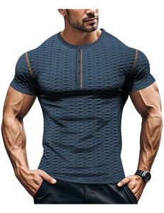 Dettaglio della t-shirt Henley blu scuro con trama a nido d'ape e cuciture a contrasto