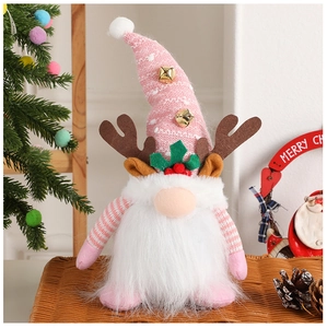 Détail d'un gnome de Noël rose avec bois de renne et clochette dorée sur un tapis tressé