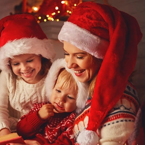 Bonnet de Noël classique en peluche rouge avec pull en tricot dans un décor festif chaleureux