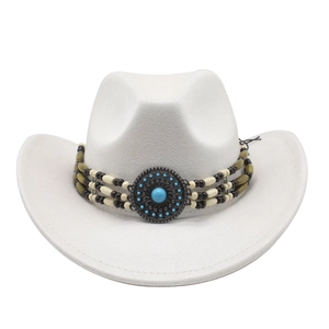 Détail du chapeau de cowboy en daim blanc avec boucle turquoise et bande perlée