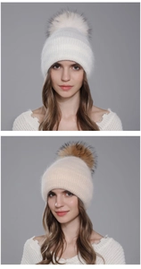 Détail du bonnet en maille d'hiver avec grand pompon en fourrure et texture côtelée