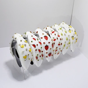 Serre-têtes noués blancs avec strass et breloques de fruits colorées en alliage