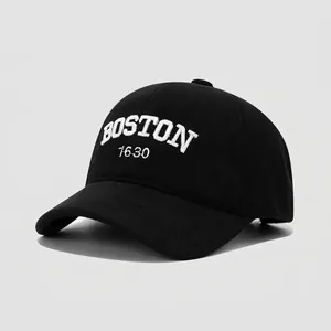 Detailaufnahme der weißen BOSTON-Stickerei auf der schwarzen Baumwoll-Baseballkappe für Kinder