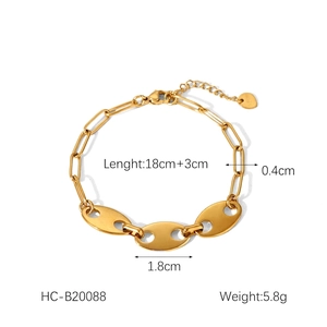 Dettaglio del bracciale in acciaio inossidabile placcato oro 18k con fibbia a muso di maiale