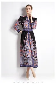 Détail d'une robe imprimé cachemire vintage avec col montant et taille cintrée