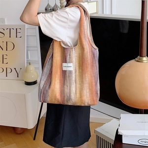 Détail du sac fourre-tout en tricot à rayures colorées avec étiquette Love Sozakka