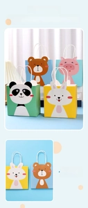 Détail de sacs cadeaux animaux mignons avec motifs de panda, lapin et ours