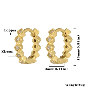 Detalle de pendientes de aro chapados en oro de 18K con circonitas y medidas