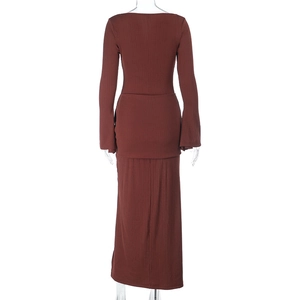 Vue arrière d'une robe marron à manches longues côtelée avec coupe moulante et texture