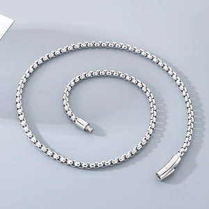Collier minimaliste à maillons carrés argentés avec fermoir magnétique cylindrique