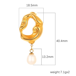 Irregular 18K gold-plated earrings with freshwater pearl drops and size measurements