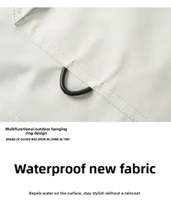 Detail von wasserfestem Jackengewebe mit robustem schwarzen D-Ring für Ausrüstung