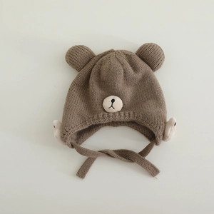 Detail der dunkelbraunen Kinderstrickmütze mit Bärenohren und Ohrenklappen
