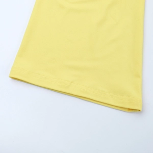 Gros plan détaillé de la robe en maille jaune montrant les coutures et la texture du tissu