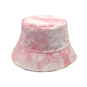 Détail de la texture en coton tie-dye rose et blanc et des coutures sur le chapeau bob