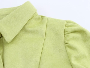Details des hellgrünen Wildleder-Hemdkleides mit klassischem Kragen und Puffärmeln