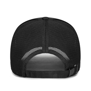 Vue arrière d'une casquette de baseball en maille noire avec sangle camouflage réglable
