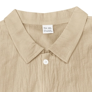 Détail de l'encolure d'une chemise en lin montrant l'étiquette XXL et la texture du tissu