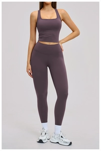 Détail du débardeur de yoga à col carré et legging taille haute en violet foncé mat