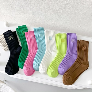 Chaussettes mi-hautes en maille colorée avec broderie carrée en plusieurs teintes vives