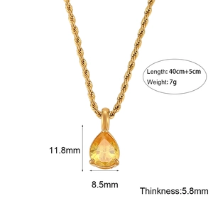 Collana a catena a corda dorata con pendente in pietra gialla a forma di pera su bianco