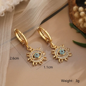 Dettaglio macro degli orecchini occhio del diavolo placcati oro 18K con misure 1,1x2,6 cm