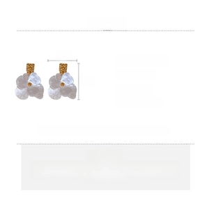 Size and specification chart of vintage acrylic flower earrings with alloy details