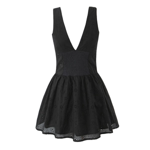 Détail du tissu à fleurs ajouré et de la taille haute élastique de la robe noire courte