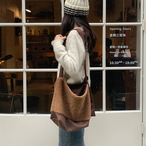 Détail du sac cabas en peluche automne-hiver avec texture en fausse fourrure et larges anses