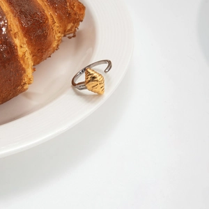 Bague croissant dorée 18 carats bicolore argent et or au design ajustable pour femme