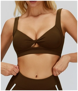 Dettaglio del reggiseno sportivo verde oliva con nodo incrociato e design con intaglio
