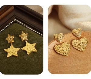 Détails de boucles d'oreilles dorées avec motifs étoile et cœur et textures martelées
