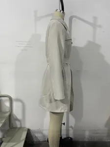 Vue détaillée du trench-coat à double boutonnage avec ceinture sur mannequin