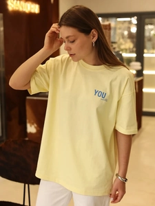 Ανοιχτό κίτρινο βαμβακερό T-shirt σε street style με μπλε τύπωμα YOU matter για το καλοκαίρι