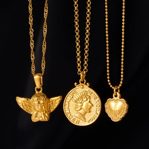 Parure de trois colliers en acier inoxydable doré avec pendentifs ange, pièce et cœur
