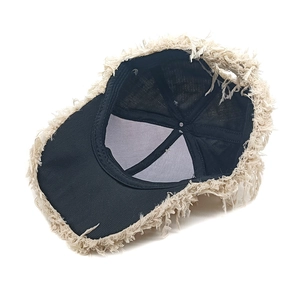 Berretto da baseball in peluche nero con frange beige distressed e stile street