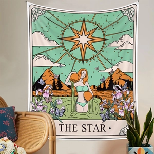 Dettaglio dell'arazzo tarocchi La Stella con decoro boho e piante verdi da interno
