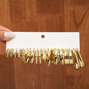 Détail du lot de 20 boucles d'oreilles géométriques dorées sur carte de présentation blanche