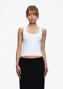 Détail de face du débardeur de sport blanc ajusté à col carré porté par le mannequin