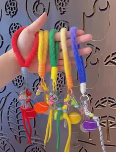 Dettaglio di portachiavi da tennis colorati con corda intrecciata e mini racchette