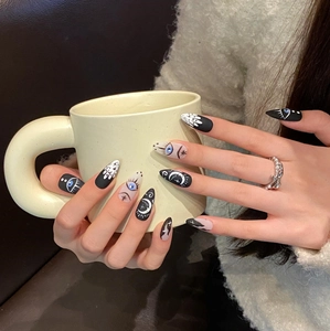 Faux ongles stiletto mats faits main avec motifs mystiques de lune et d'oeil