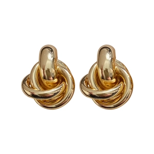 Elegante goldene Knoten-Ohrstecker für Damen mit minimalistischem Metall-Twist-Design
