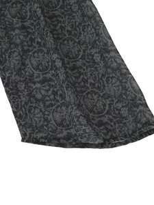 Makrodetail aus dunkelgrauem Stoff mit Vintage-Blumenmuster und vertikalen Silberstreifen