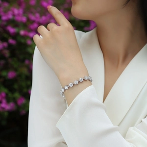 Nahaufnahme eines silbernen Tennisarmbands mit Zirkonia, am Handgelenk getragen
