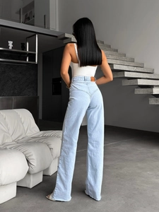 Jean évasé bleu clair à taille haute avec finition délavée et coupe jambe large