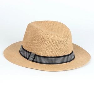 Dettaglio cappello in paglia naturale con nastro decorativo a scacchi bianchi e neri