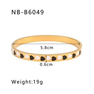 Detail view of 18K gold plated heart enamel bangle with 5.8cm diameter and 0.6cm width