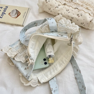 Vue de dessus détaillée du sac cabas en toile fleurie avec rangement et dentelle