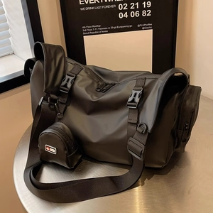 Détail du sac de fitness noir étanche avec bandoulière épaisse et mini pochette décorative