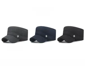 Tre berretti piatti invernali da uomo in grigio, blu navy e nero con stemma metallico